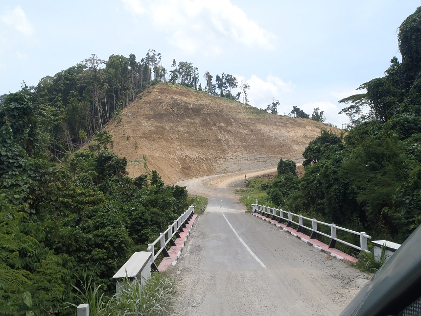 07 1410heftige wegen op Halmahera